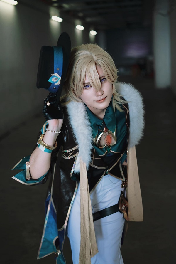 Aventurine Honkai cosplay cận cảnh với ánh mắt đầy bí hiểm