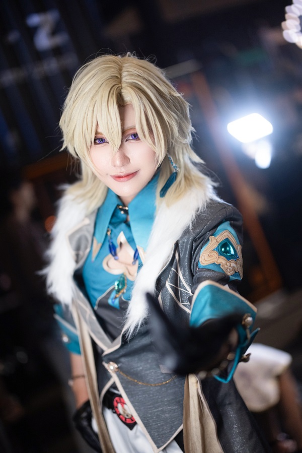 Aventurine Honkai cosplay với nụ cười đầy tự tin