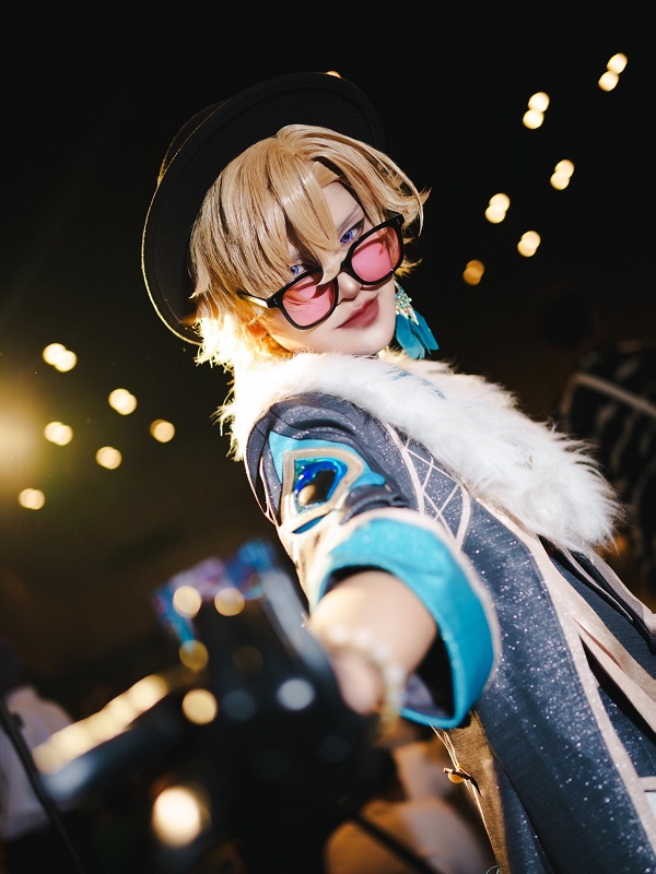Cosplay Aventurine Honkai với hiệu ứng bóng tối huyền bí