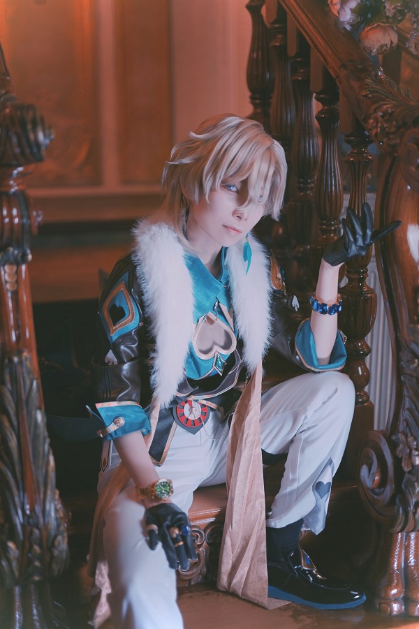 Aventurine Honkai cosplay với biểu cảm sắc sảo, thần thái bá đạo