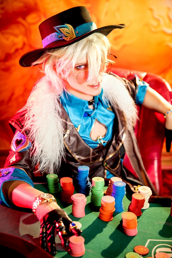 Ảnh cosplay Aventurine Honkai trên bàn casino