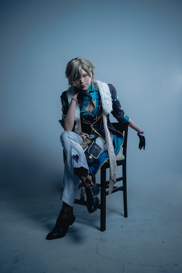 Ảnh cosplay Aventurine Honkai khi đang suy tư đầy bí ẩn