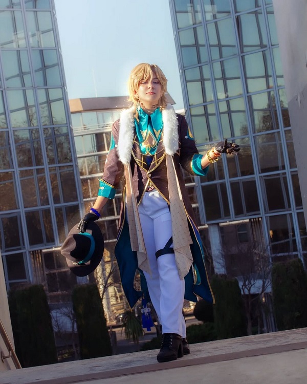 Khoảnh khắc cosplay Aventurine Honkai đang nở nụ cười ẩn ý