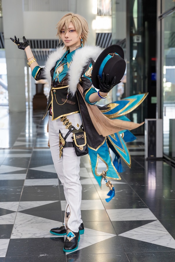 Cosplayer Aventurine Honkai tái hiện biểu cảm tự tin