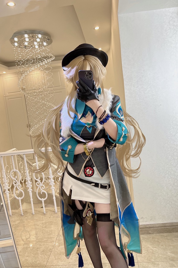 Cosplay Aventurine Honkai chụp ảnh trước gương