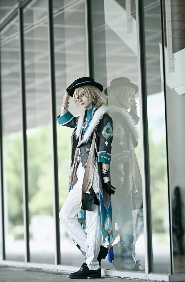 Aventurine Honkai cosplay với tạo dáng tự tin đầy khiêu khích