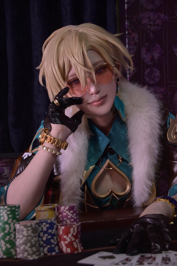 Aventurine Honkai cosplay với thần thái đậm chất quý tộc