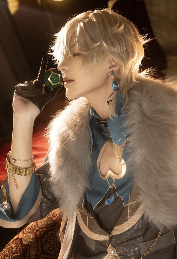 Cosplay Aventurine Honkai trong không gian huyền ảo