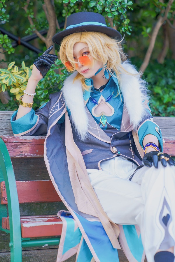Cosplay Aventurine Honkai với đôi găng tay đen huyền bí