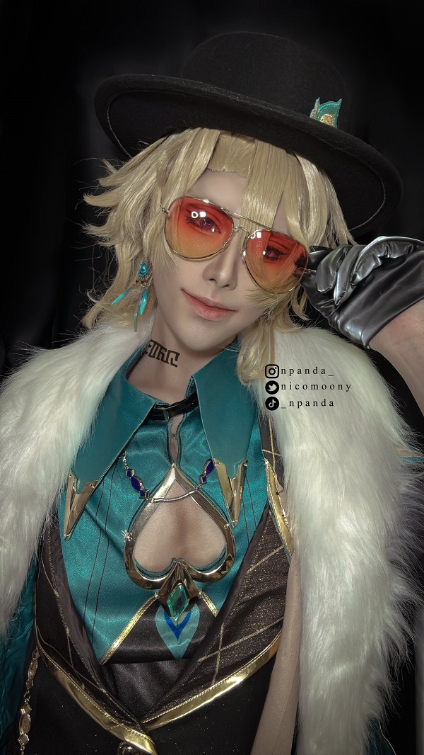 Aventurine Honkai cosplay với cặp kính màu cam