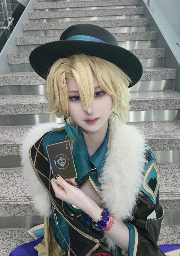 Aventurine Honkai cosplay với biểu cảm sắc sảo