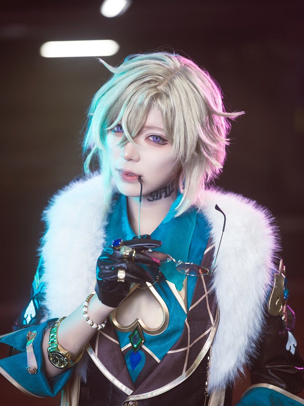 Aventurine Honkai phiên bản cosplay với ánh mắt đầy mưu mô