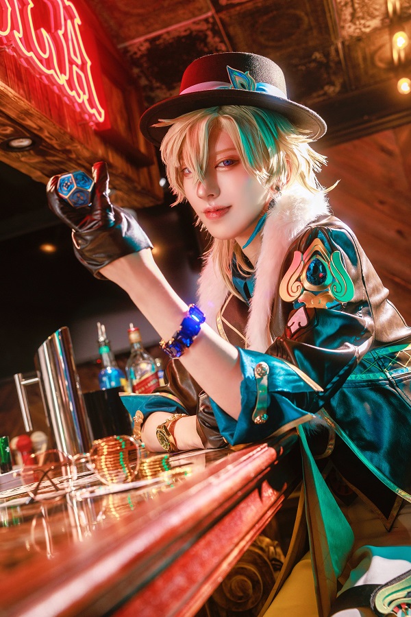 Cosplay Aventurine Honkai đang cầm ly rượu đầy quý phái