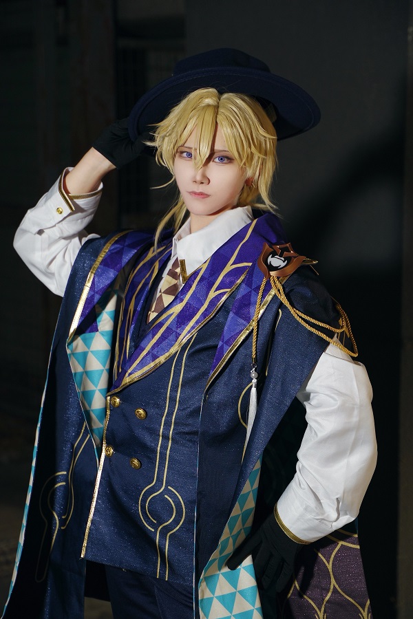 Hình ảnh cosplay Aventurine Honkai với bộ suit chuẩn quý ông