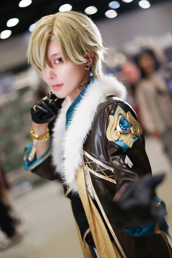 Hình ảnh cosplay Aventurine Honkai với biểu cảm lạnh lùng