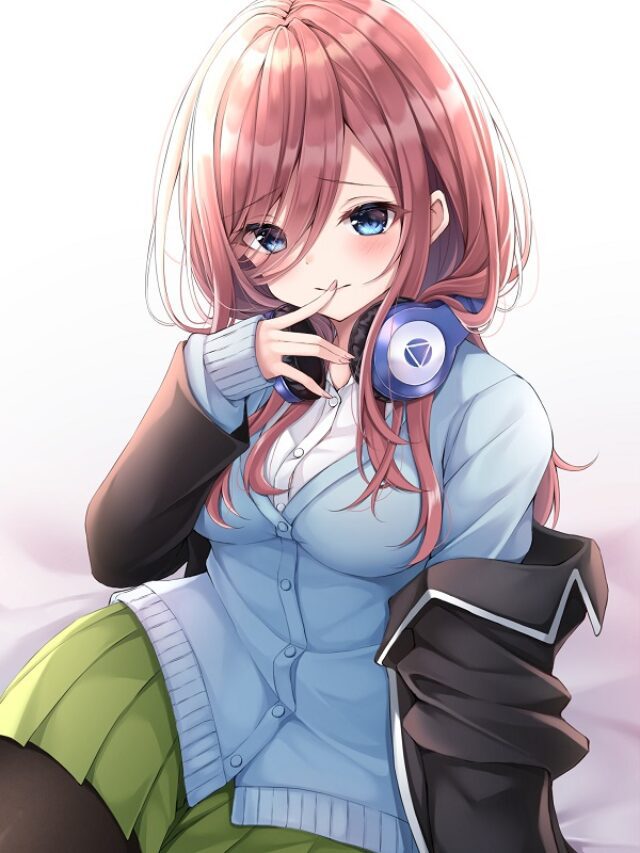 Miku Nakano với chiếc áo hoodie rộng thùng thình cực dễ thương