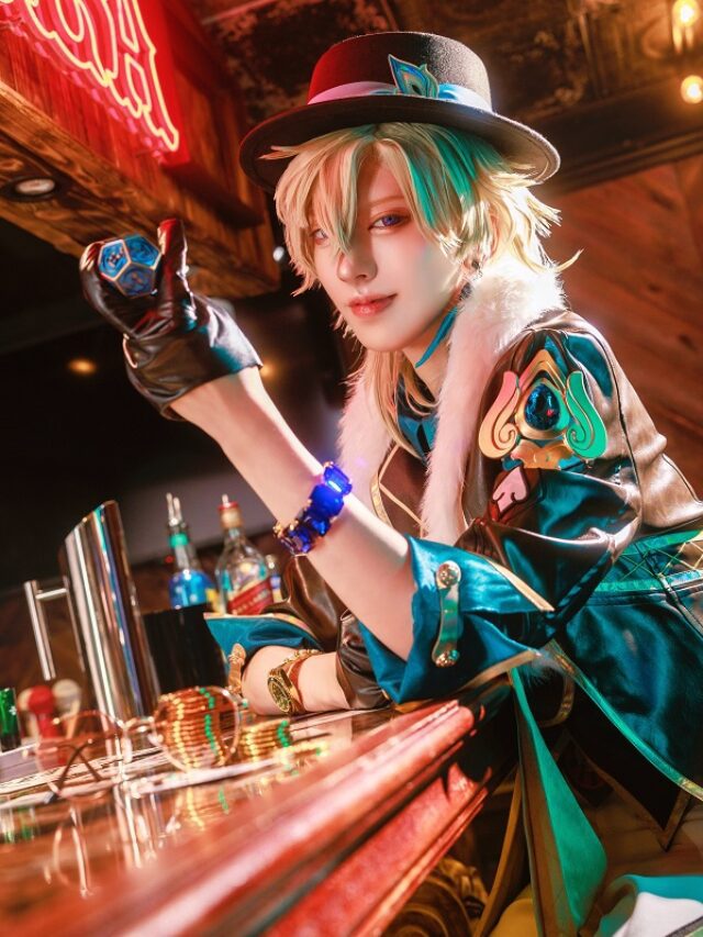 Cosplay Aventurine Honkai đang cầm ly rượu đầy quý phái