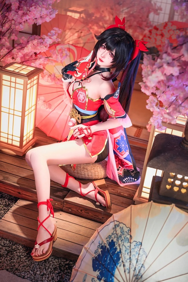 Coser tạo dáng tại studio chuyên nghiệp cùng ánh sáng mờ ảo