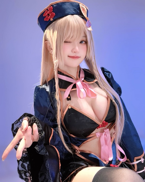 Tạo hình cosplay với nền background anime sống động