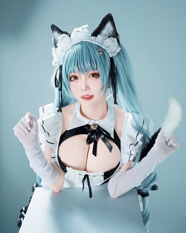 Anime girl cosplay sexy tạo dáng bên hồ, ánh nắng chiếu rọi nhẹ