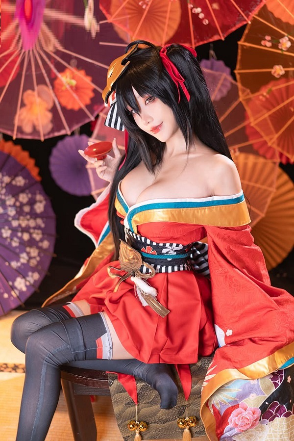Cosplay phong cách học đường cùng ánh mắt đầy mê hoặc