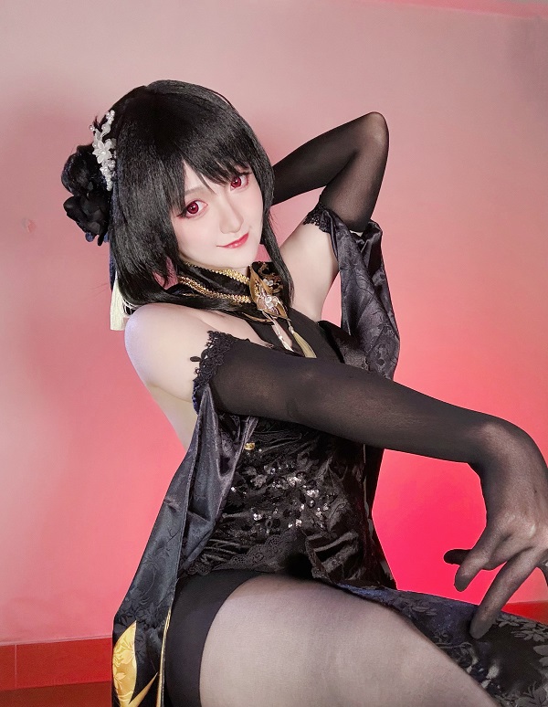 Bộ đồ cosplay đậm chất fantasy giữa khung cảnh huyền ảo