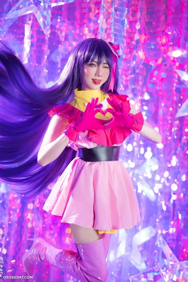 Idol anime tạo dáng dễ thương giữa ánh đèn sân khấu
