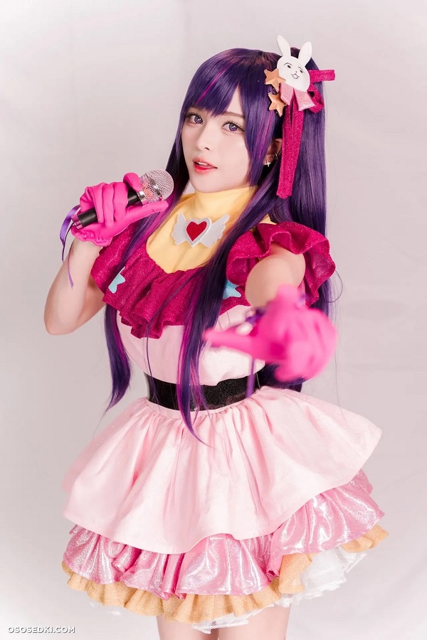 Coser nữ thể hiện nhân vật với nụ cười tỏa nắng