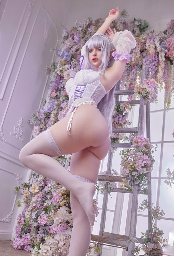 Outfit cosplay phá cách giữa tone tối và ánh sáng mạnh