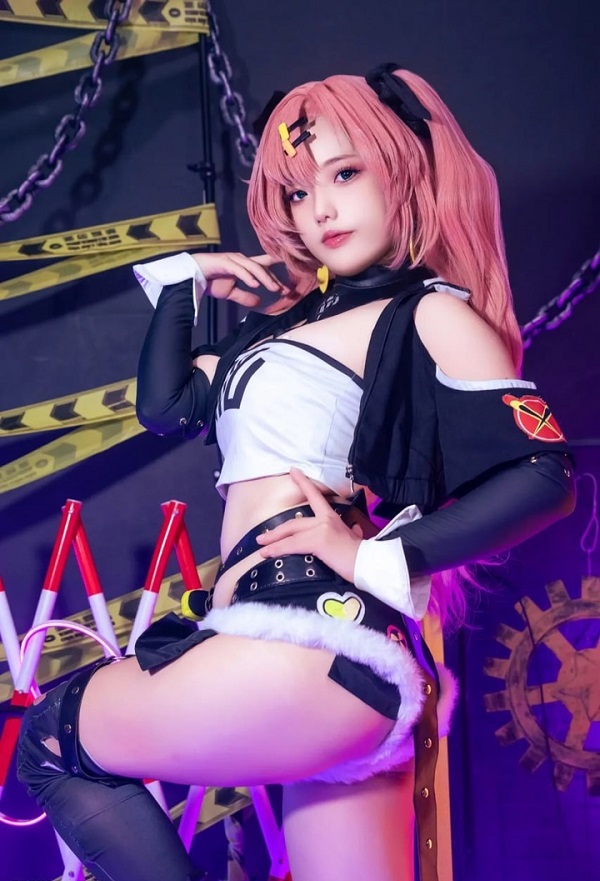 Gái xinh cosplay với đôi mắt to tròn và váy ngắn