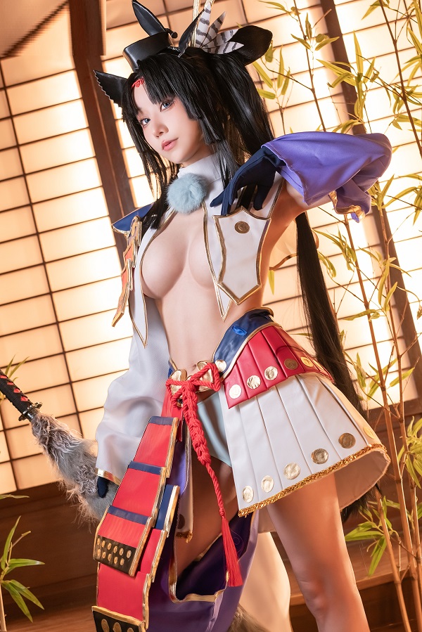 Cosplay anime hot sexy với tone trang phục đỏ nổi bật