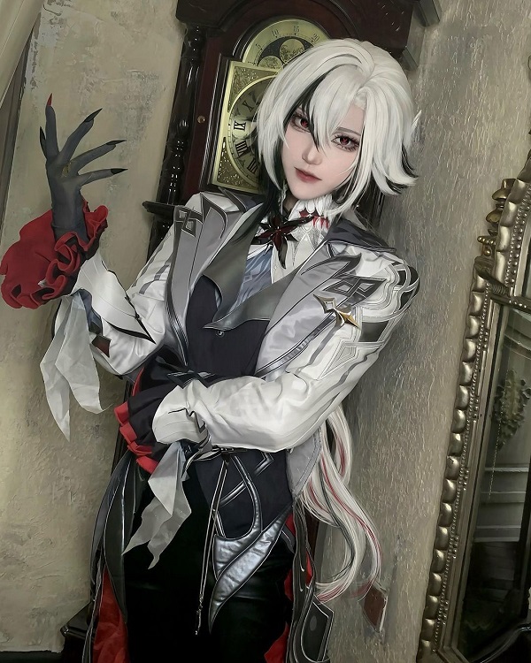 Cosplay Arlecchino với ánh mắt lạnh lùng cuốn hút