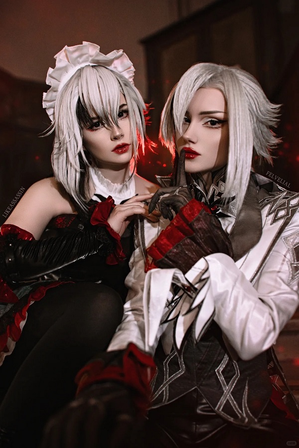 Hình ảnh coser mặc trang phục đen đỏ cực ngầu