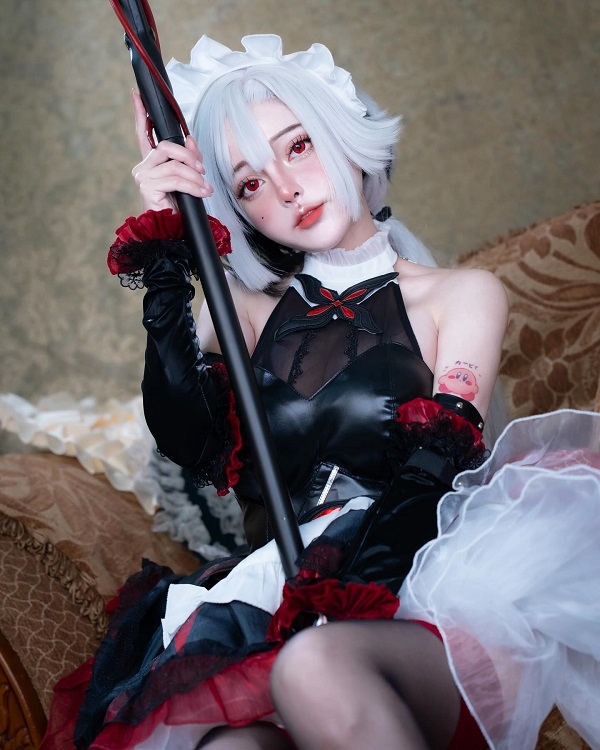 Coser nữ tạo dáng trước background tối phong cách