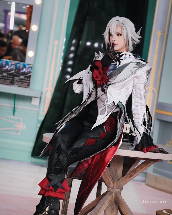 Phụ kiện cosplay cực chi tiết và tỉ mỉ đến từng đường chỉ