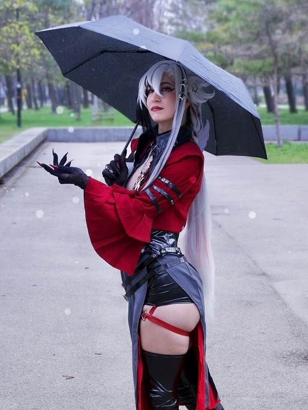 Hình ảnh coser nữ tạo dáng trong không gian tối