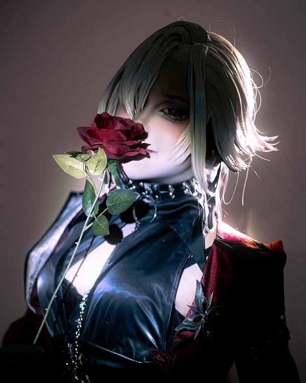 Cosplayer đứng nghiêng với ánh sáng hắt từ một bên