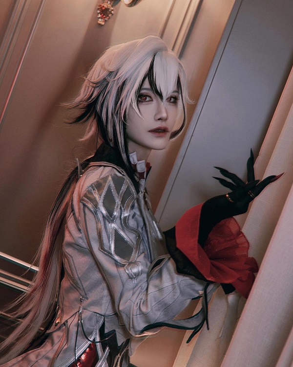 Tạo dáng tự tin cùng bối cảnh cosplay gothic