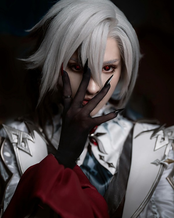 Arlecchino phiên bản cosplay với thần thái chuẩn game