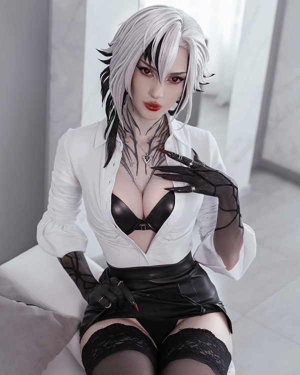 Góc chụp nghiêng khoe rõ từng đường nét outfit