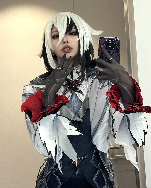 Nhân vật cosplay được thể hiện với cảm xúc dứt khoát