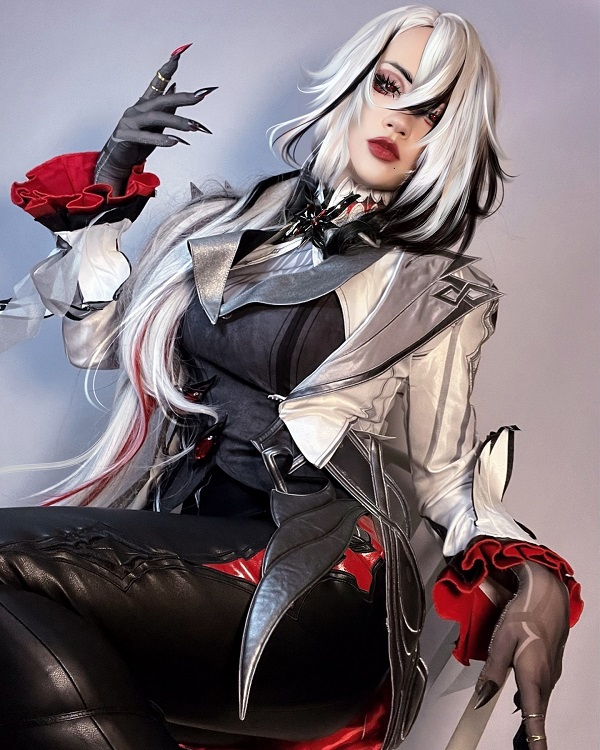 Hình cosplay Arlecchino tái hiện phong cách nhân vật