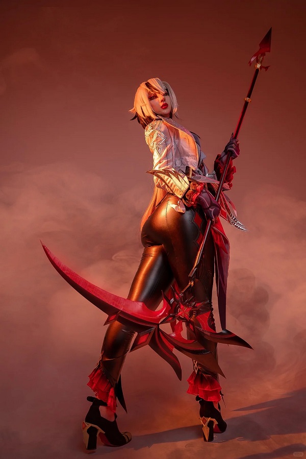 Tư thế chiến đấu mạnh mẽ trong bộ ảnh cosplay