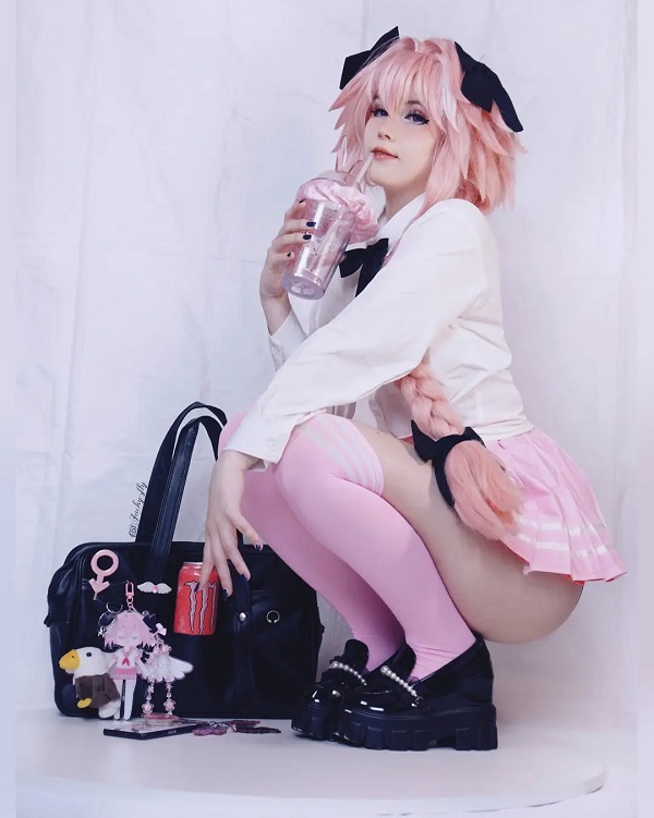 Astolfo cosplay với đôi mắt to tròn cuốn hút
