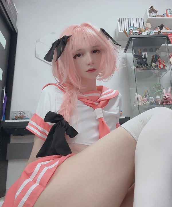 Cosplayer Astolfo tạo dáng siêu tự nhiên