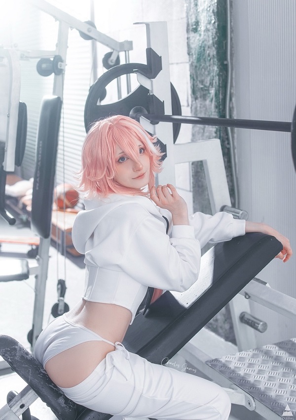 Astolfo cosplay tạo dáng chiến binh ngầu lòi