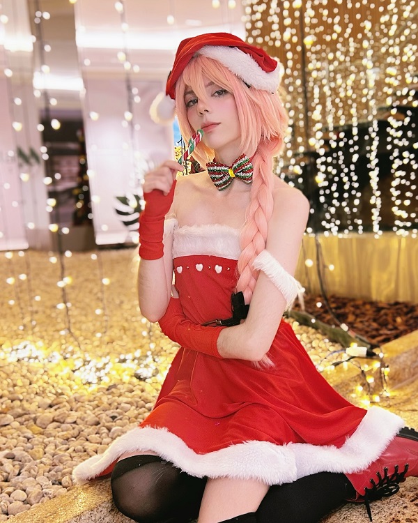 Astolfo cosplay trong trang phục chiến đấu lấp lánh