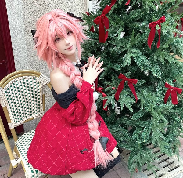 Astolfo cosplay tạo dáng năng động, cá tính