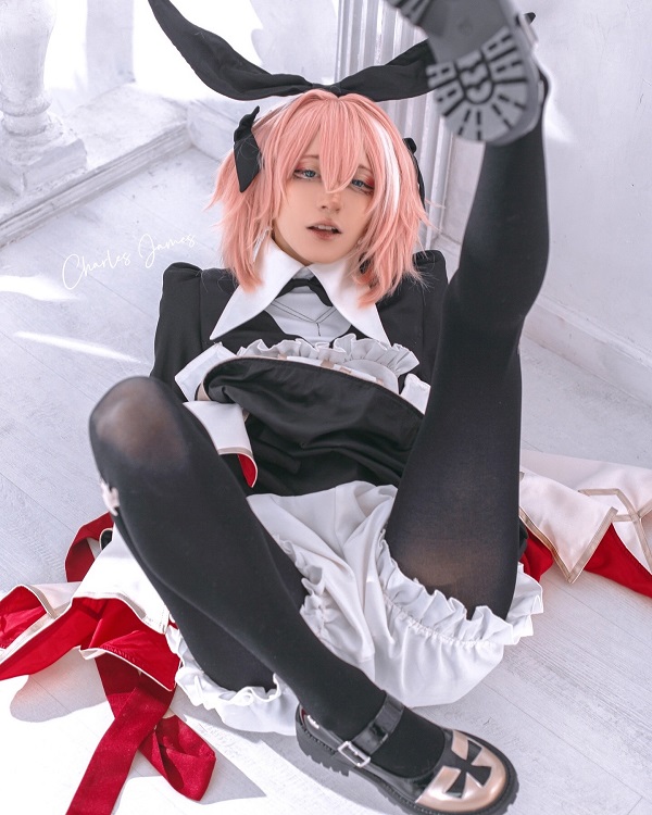 Astolfo cosplay trong ánh đèn neon ảo diệu