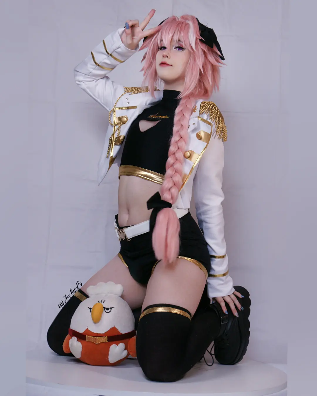 Astolfo cosplay với phụ kiện tai mèo đáng yêu